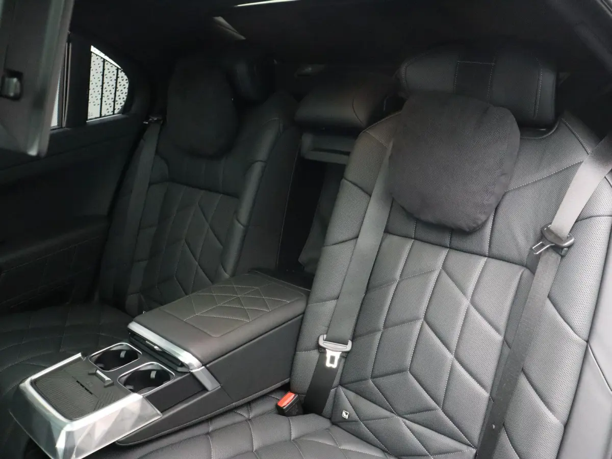 M760e xDrive M Performance Pack | Innovation Pack | Executive Pack | Executive Lounge | Connoisseur Pack | Integral Active Steering | Trekhaak | Panoramadak Sky Lounge | Driving Assistant Pr