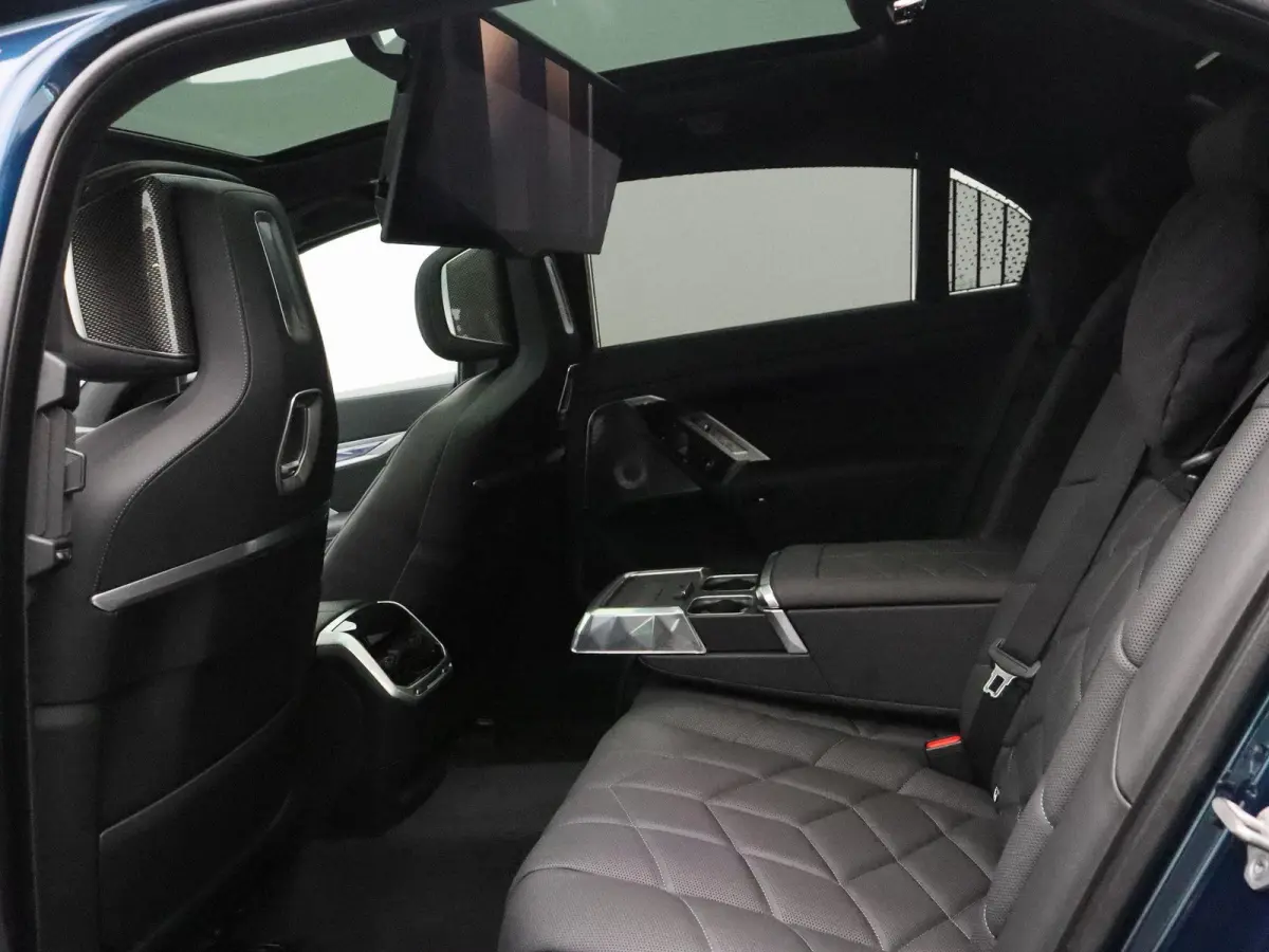 M760e xDrive M Performance Pack | Innovation Pack | Executive Pack | Executive Lounge | Connoisseur Pack | Integral Active Steering | Trekhaak | Panoramadak Sky Lounge | Driving Assistant Pr
