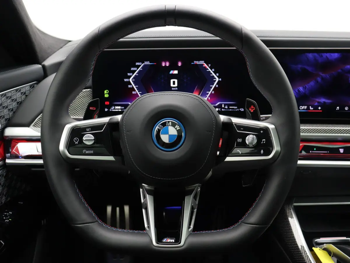 M760e xDrive M Performance Pack | Innovation Pack | Executive Pack | Executive Lounge | Connoisseur Pack | Integral Active Steering | Trekhaak | Panoramadak Sky Lounge | Driving Assistant Pr