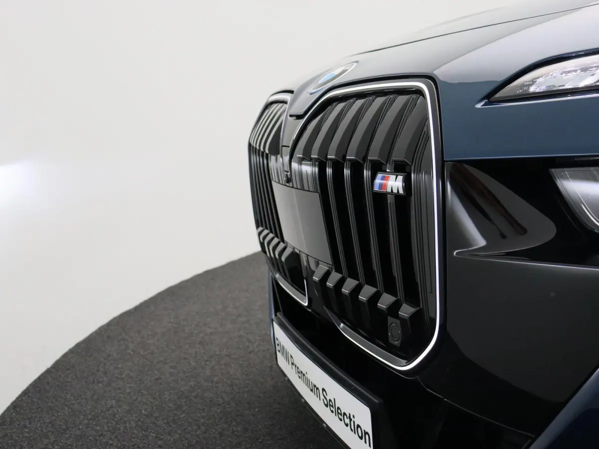 M760e xDrive M Performance Pack | Innovation Pack | Executive Pack | Executive Lounge | Connoisseur Pack | Integral Active Steering | Trekhaak | Panoramadak Sky Lounge | Driving Assistant Pr
