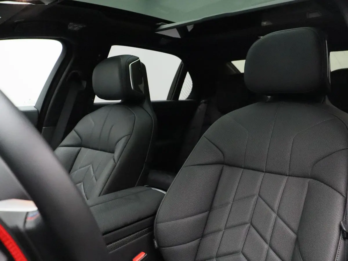 M760e xDrive M Performance Pack | Innovation Pack | Executive Pack | Executive Lounge | Connoisseur Pack | Integral Active Steering | Trekhaak | Panoramadak Sky Lounge | Driving Assistant Pr