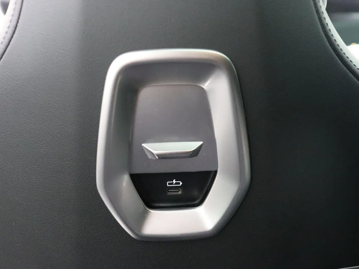 M760e xDrive M Performance Pack | Innovation Pack | Executive Pack | Executive Lounge | Connoisseur Pack | Integral Active Steering | Trekhaak | Panoramadak Sky Lounge | Driving Assistant Pr