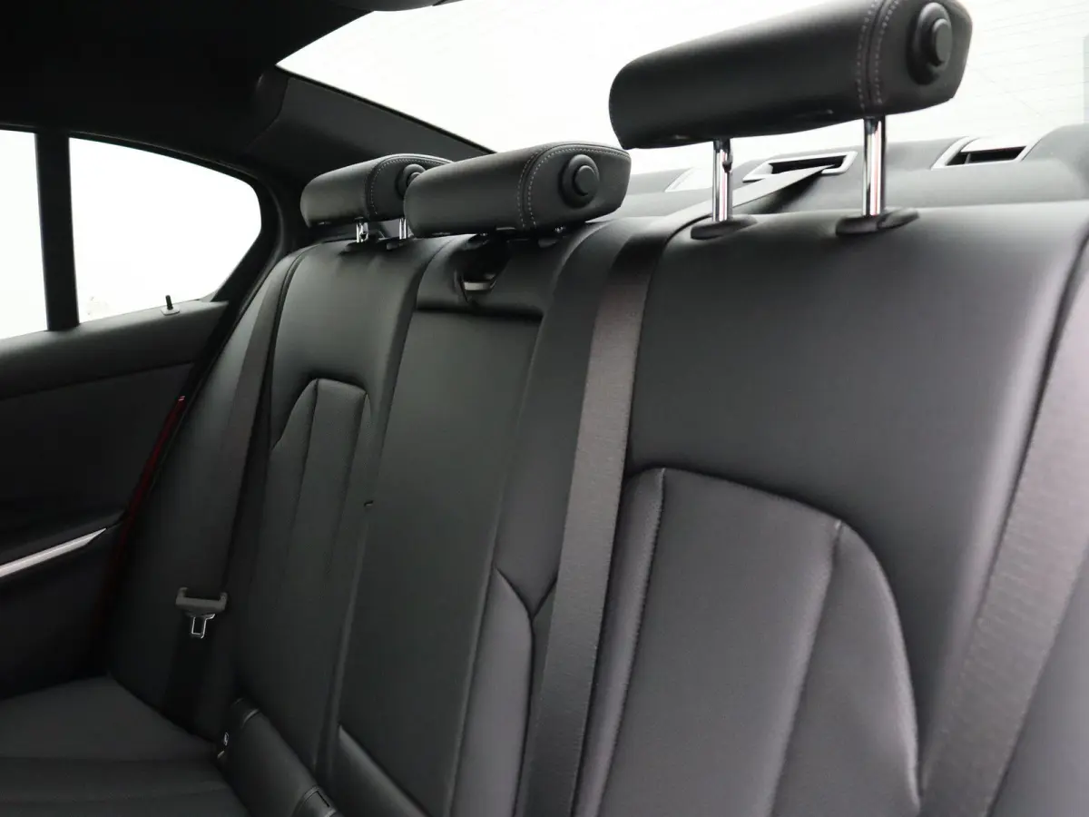 330e M Sportpakket | Comfort Pack | Trekhaak  | Schuifdak | DAB | HiFi | 18''