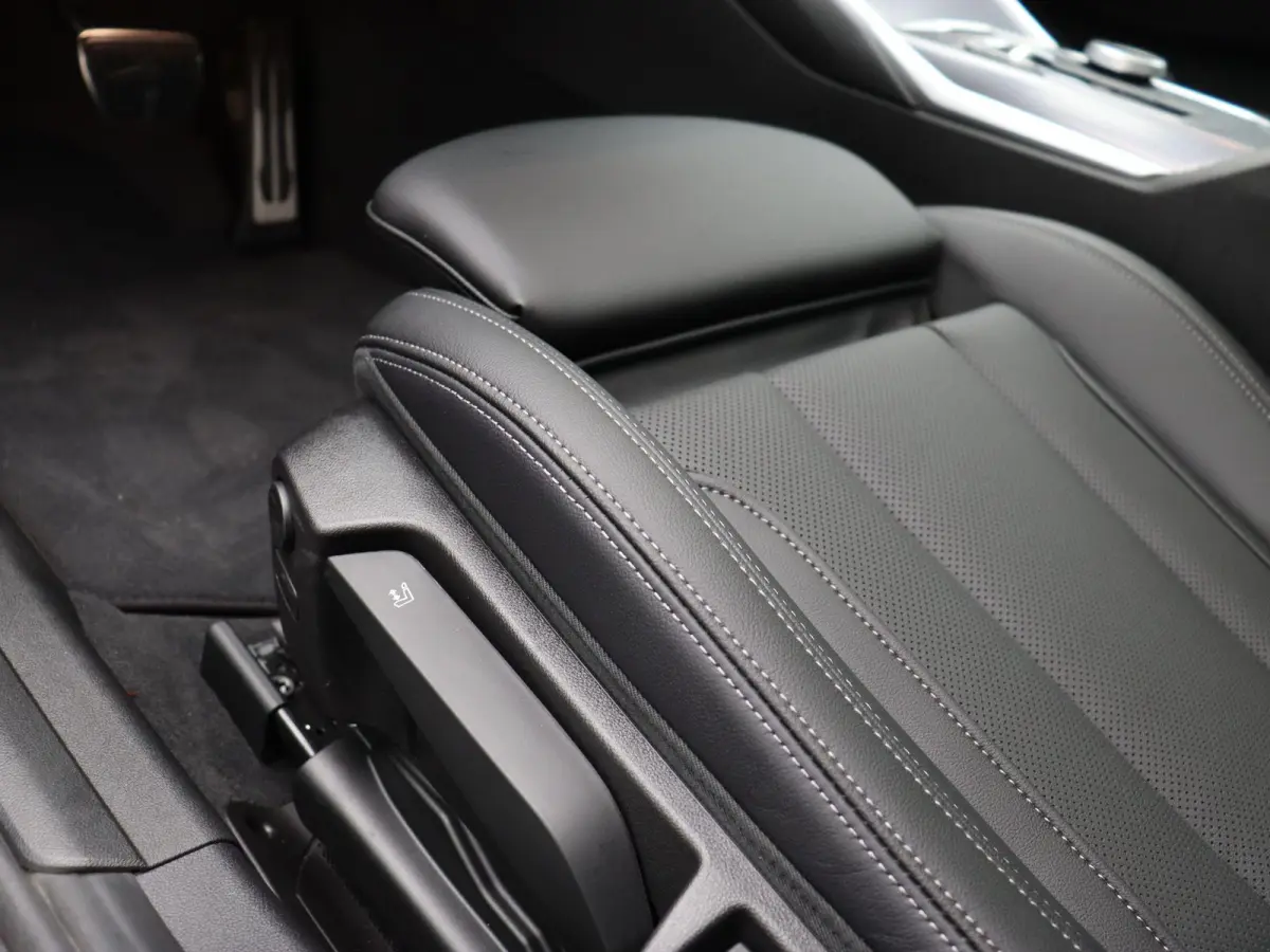 330e M Sportpakket | Comfort Pack | Trekhaak  | Schuifdak | DAB | HiFi | 18''
