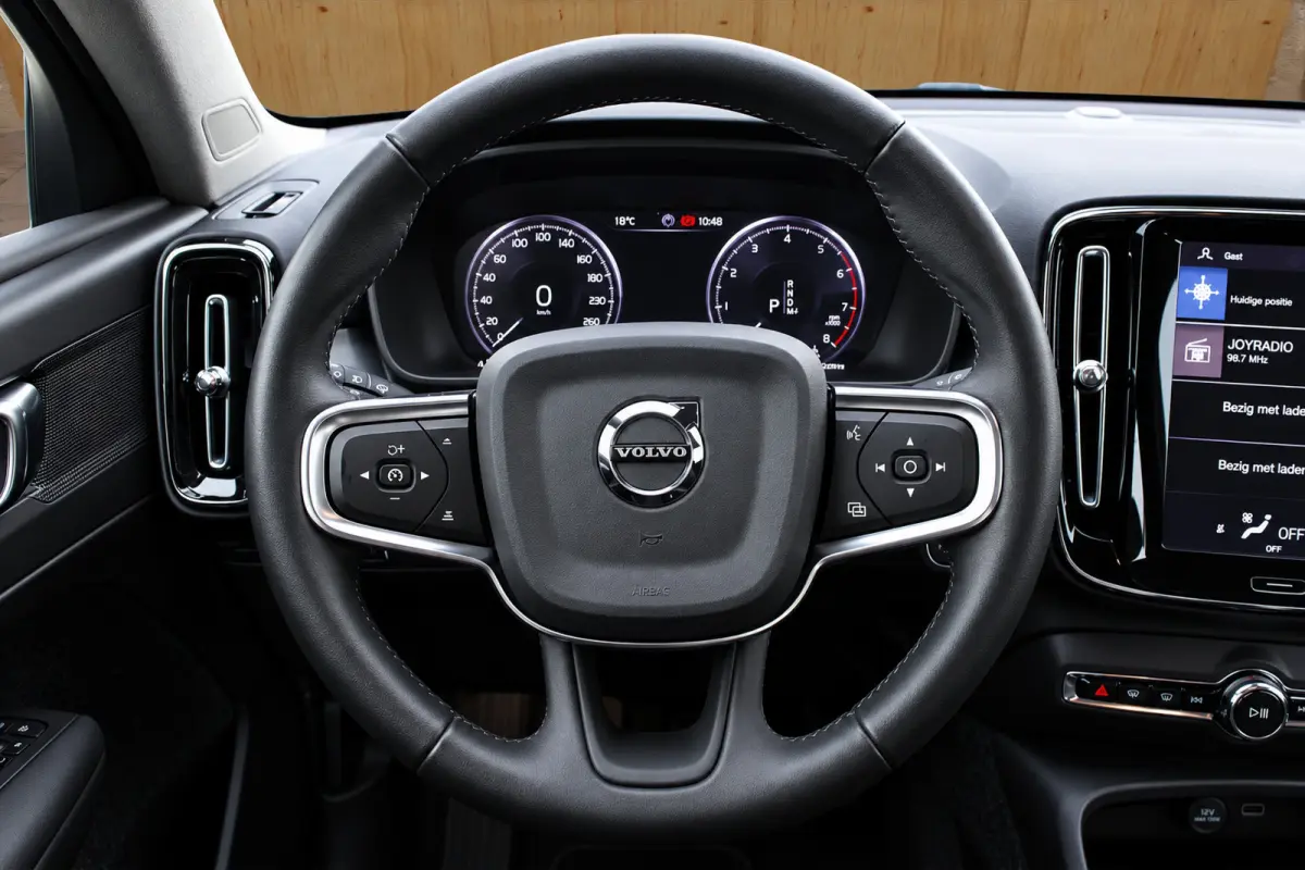 1.5 T3 Momentum | BLIS | Camera | Trekhaak Elektrisch Wegklapbaar | Cruise Control | DAB |