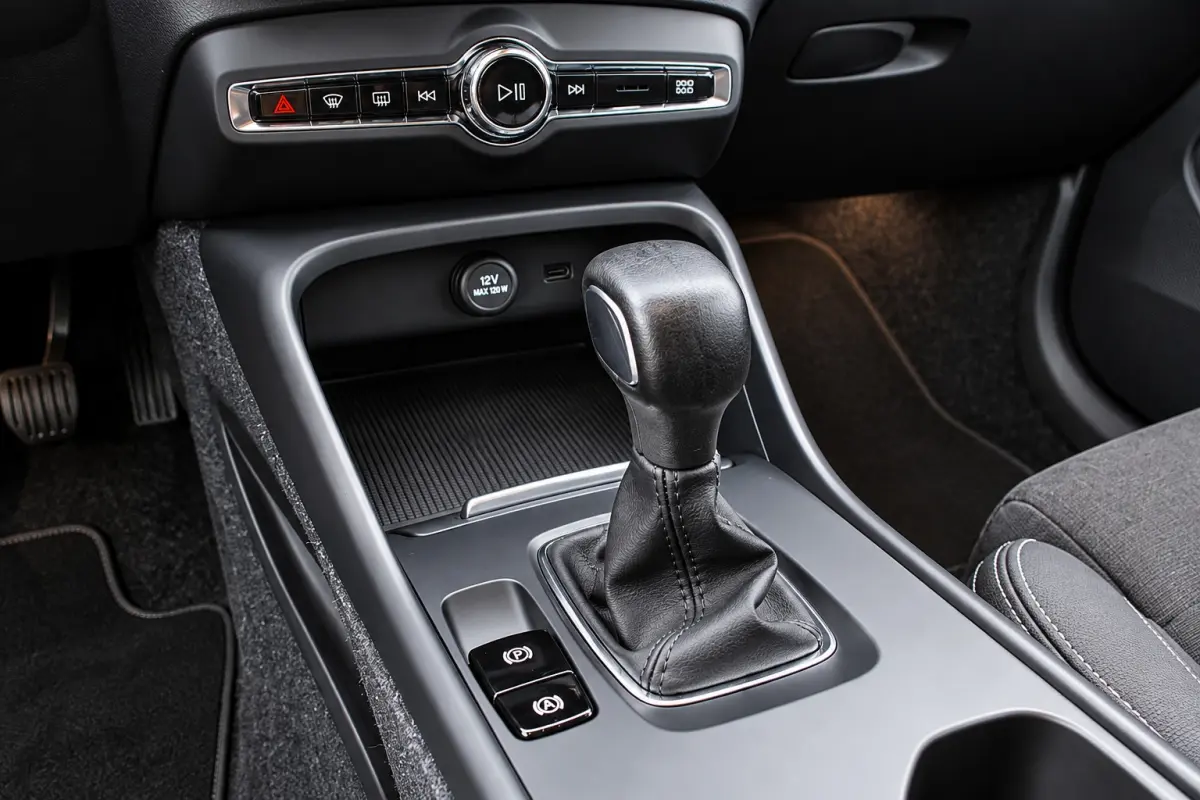 1.5 T3 Momentum | BLIS | Camera | Trekhaak Elektrisch Wegklapbaar | Cruise Control | DAB |