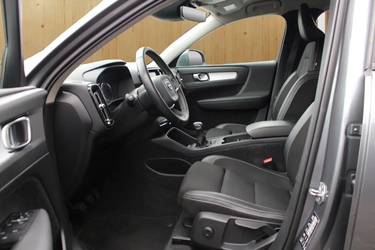 1.5 T3 Momentum | BLIS | Camera | Trekhaak Elektrisch Wegklapbaar | Cruise Control | DAB |