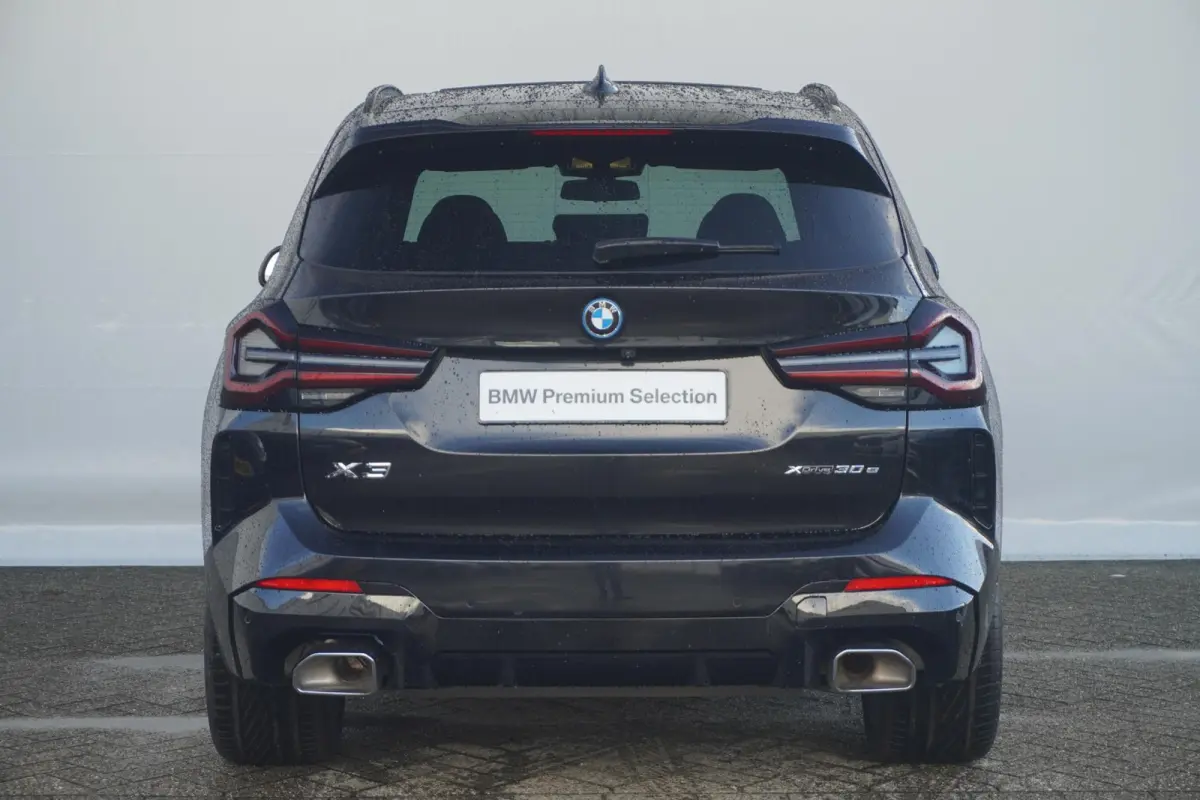 xDrive30e | M Sportpakket | Panoramadak | Elektrisch verstelbare stoelen | Harman Kardon | Head-Up Display