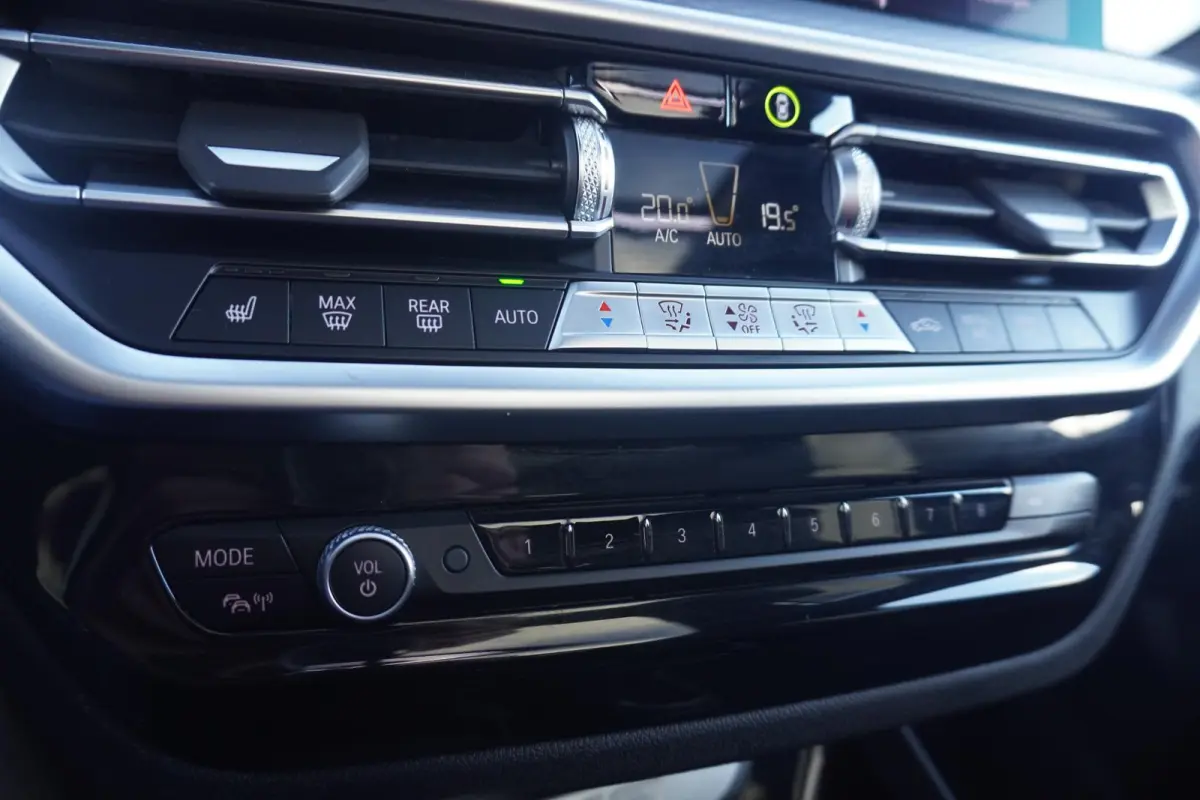 xDrive30e | M Sportpakket | Panoramadak | Elektrisch verstelbare stoelen | Harman Kardon | Head-Up Display