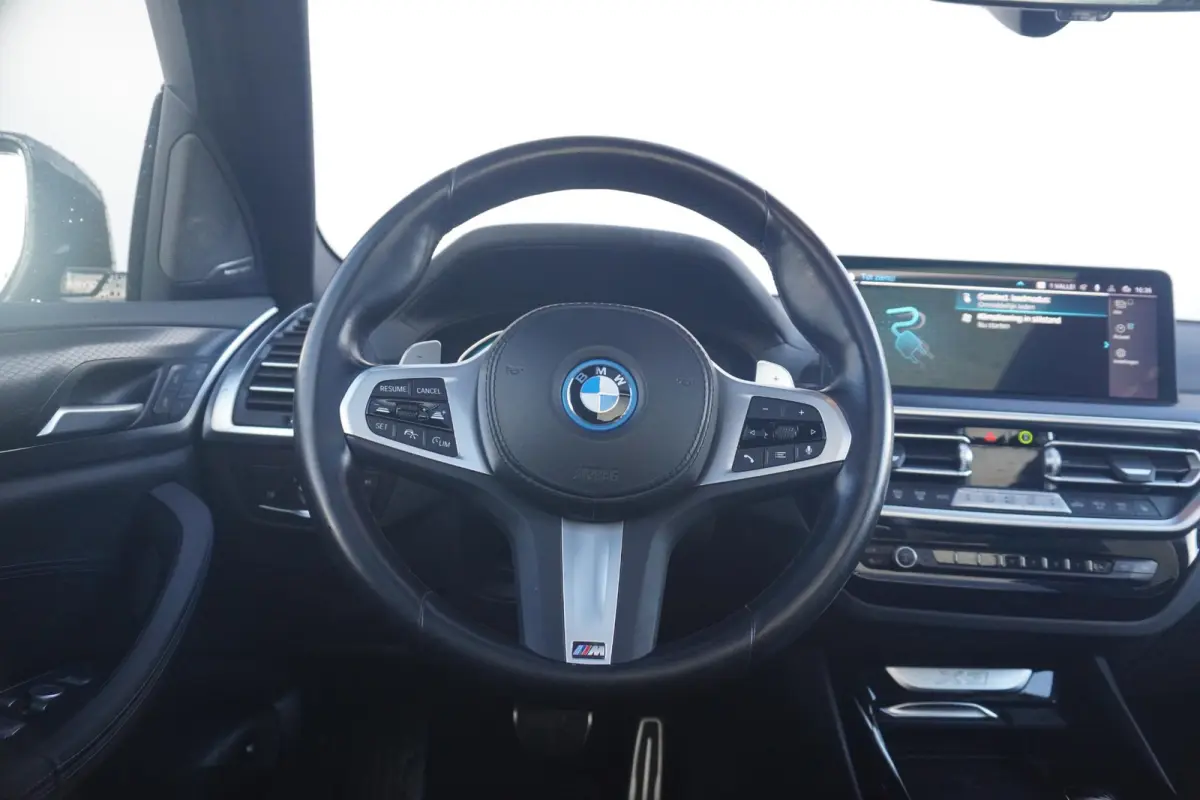 xDrive30e | M Sportpakket | Panoramadak | Elektrisch verstelbare stoelen | Harman Kardon | Head-Up Display