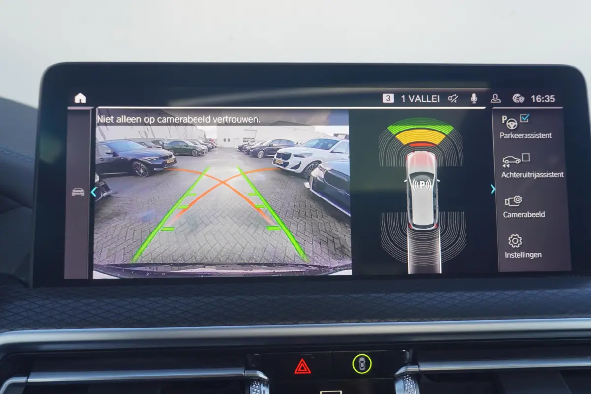 xDrive30e | M Sportpakket | Panoramadak | Elektrisch verstelbare stoelen | Harman Kardon | Head-Up Display
