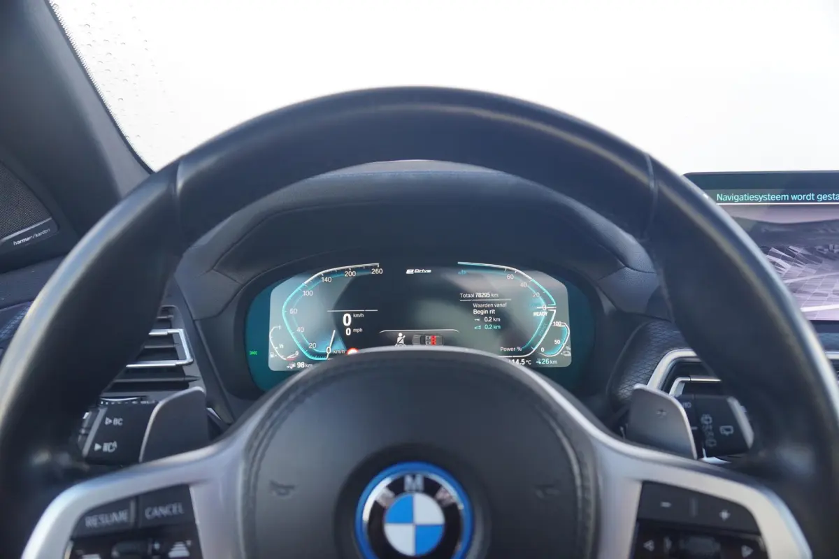 xDrive30e | M Sportpakket | Panoramadak | Elektrisch verstelbare stoelen | Harman Kardon | Head-Up Display