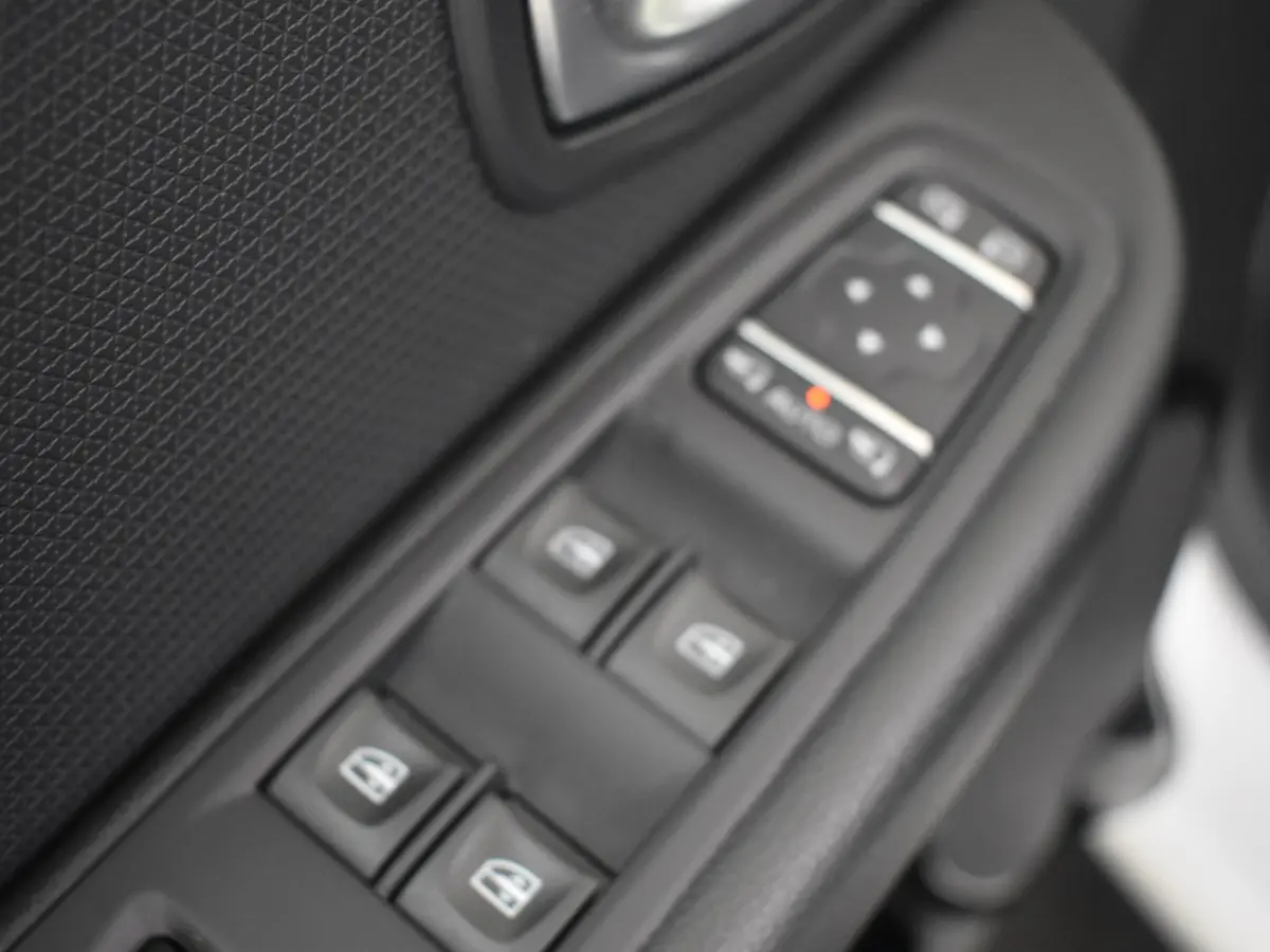 0.9 TCe Bose l Stoelverwarming l Camera l Parkeersensoren l Navigatie l Half Leder l Bose Audio l 17" l