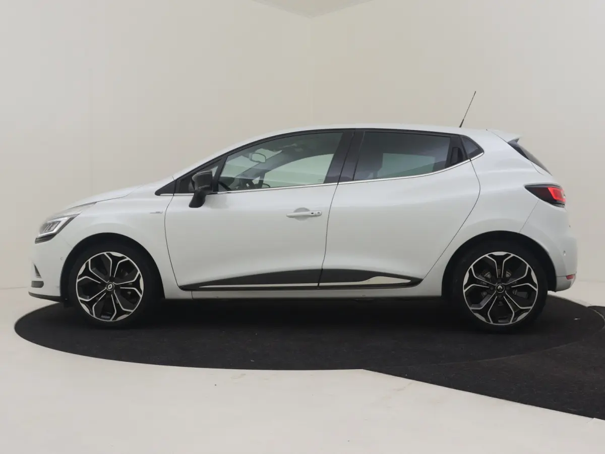 0.9 TCe Bose l Stoelverwarming l Camera l Parkeersensoren l Navigatie l Half Leder l Bose Audio l 17" l