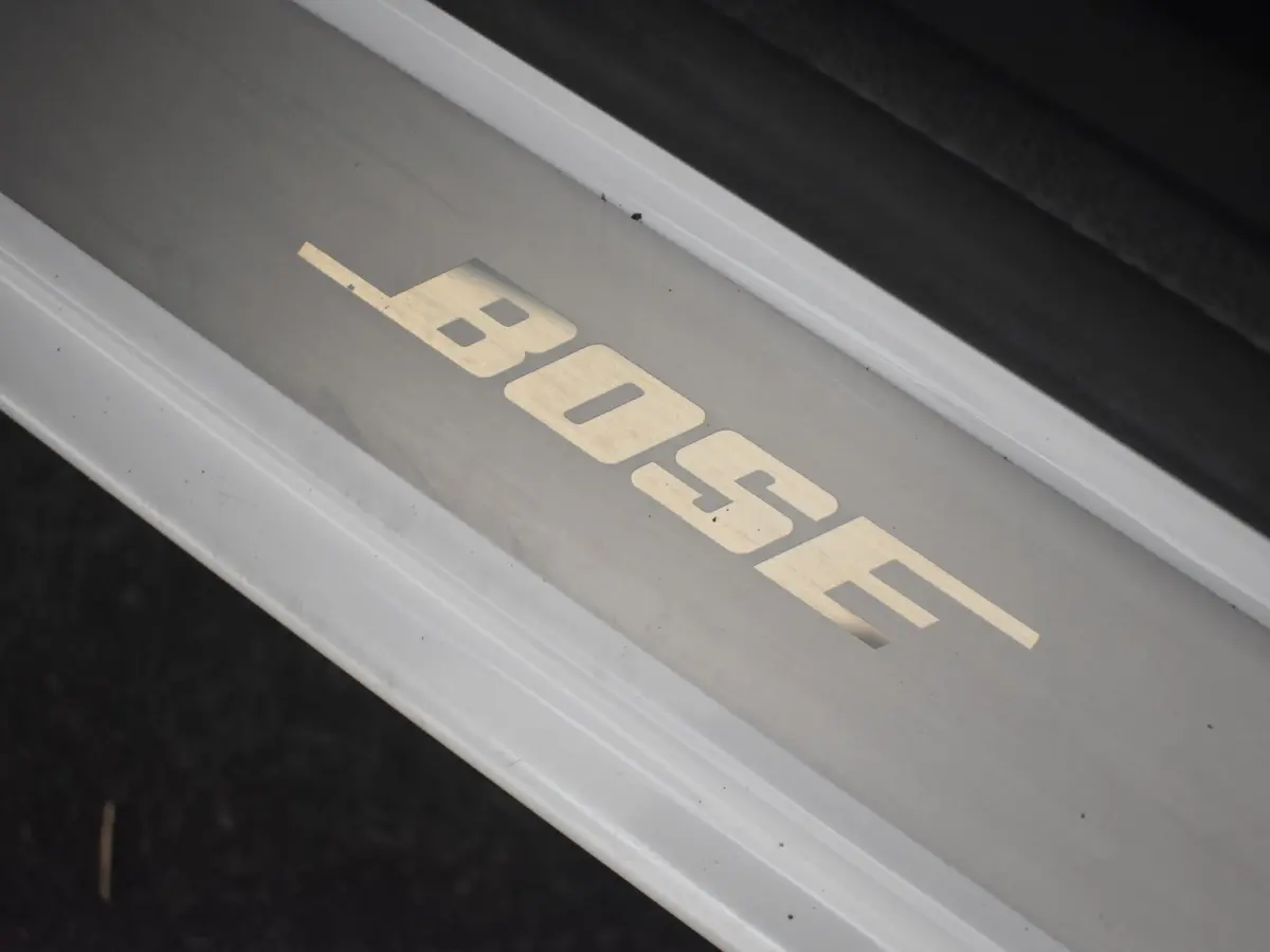 0.9 TCe Bose l Stoelverwarming l Camera l Parkeersensoren l Navigatie l Half Leder l Bose Audio l 17" l