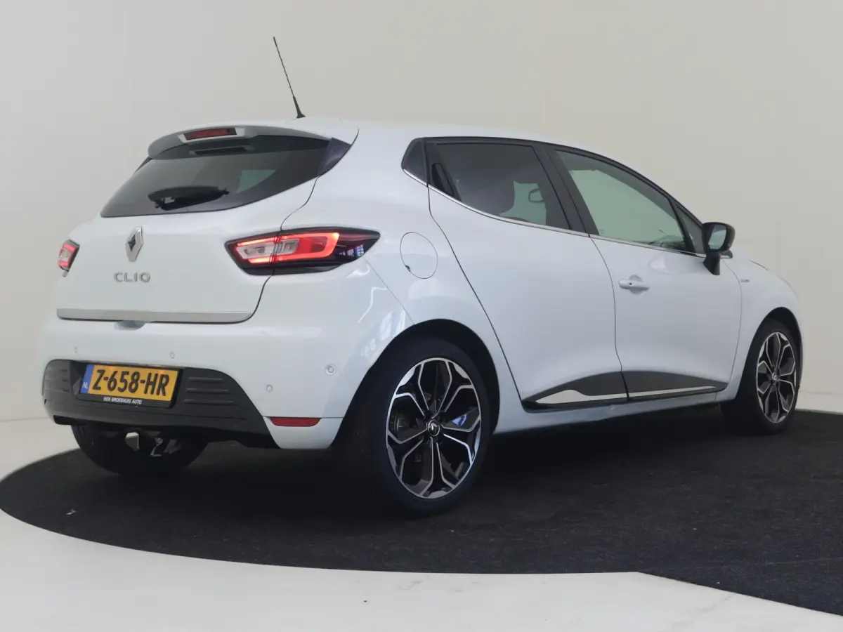 0.9 TCe Bose l Stoelverwarming l Camera l Parkeersensoren l Navigatie l Half Leder l Bose Audio l 17" l
