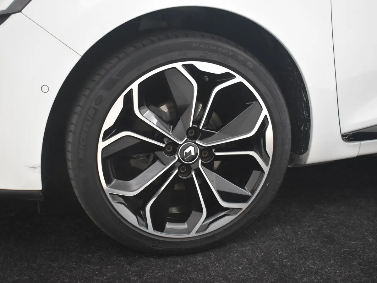 0.9 TCe Bose l Stoelverwarming l Camera l Parkeersensoren l Navigatie l Half Leder l Bose Audio l 17" l