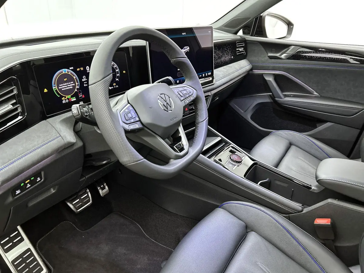 1.5 eHybrid R-Line Edition | 204 PK | Navigatie | Stoel/Stuur- Verwarming | Panoramaschuif-kanteldak | Head-up Display | Stoel- Massage en Ventilatie | Apple CarPlay en Android Auto | IQ.LIG
