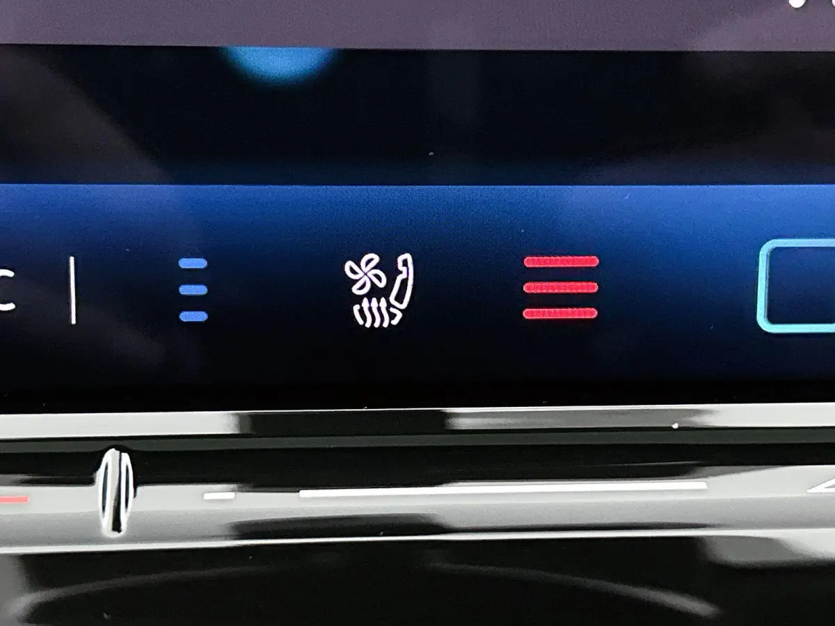 1.5 eHybrid R-Line Edition | 204 PK | Navigatie | Stoel/Stuur- Verwarming | Panoramaschuif-kanteldak | Head-up Display | Stoel- Massage en Ventilatie | Apple CarPlay en Android Auto | IQ.LIG
