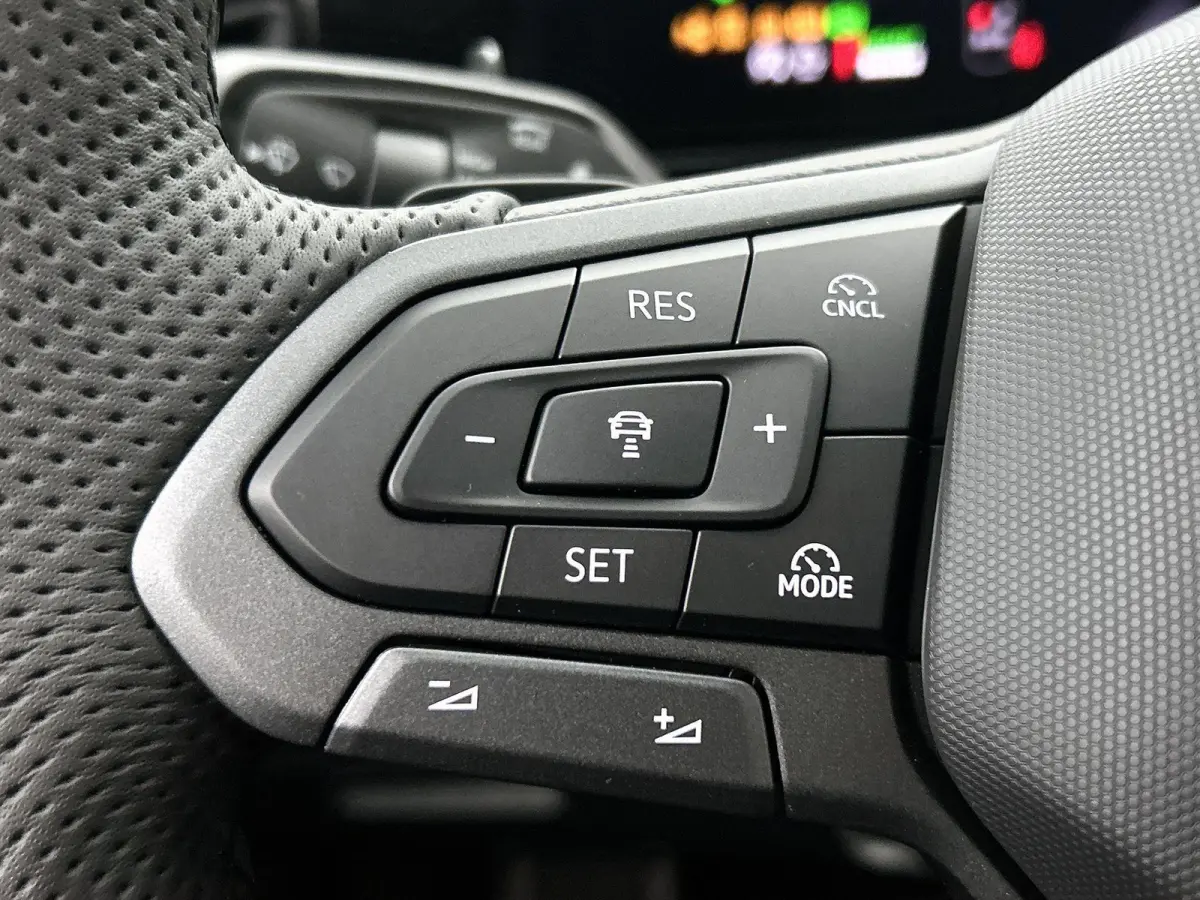 1.5 eHybrid R-Line Edition | 204 PK | Navigatie | Stoel/Stuur- Verwarming | Panoramaschuif-kanteldak | Head-up Display | Stoel- Massage en Ventilatie | Apple CarPlay en Android Auto | IQ.LIG