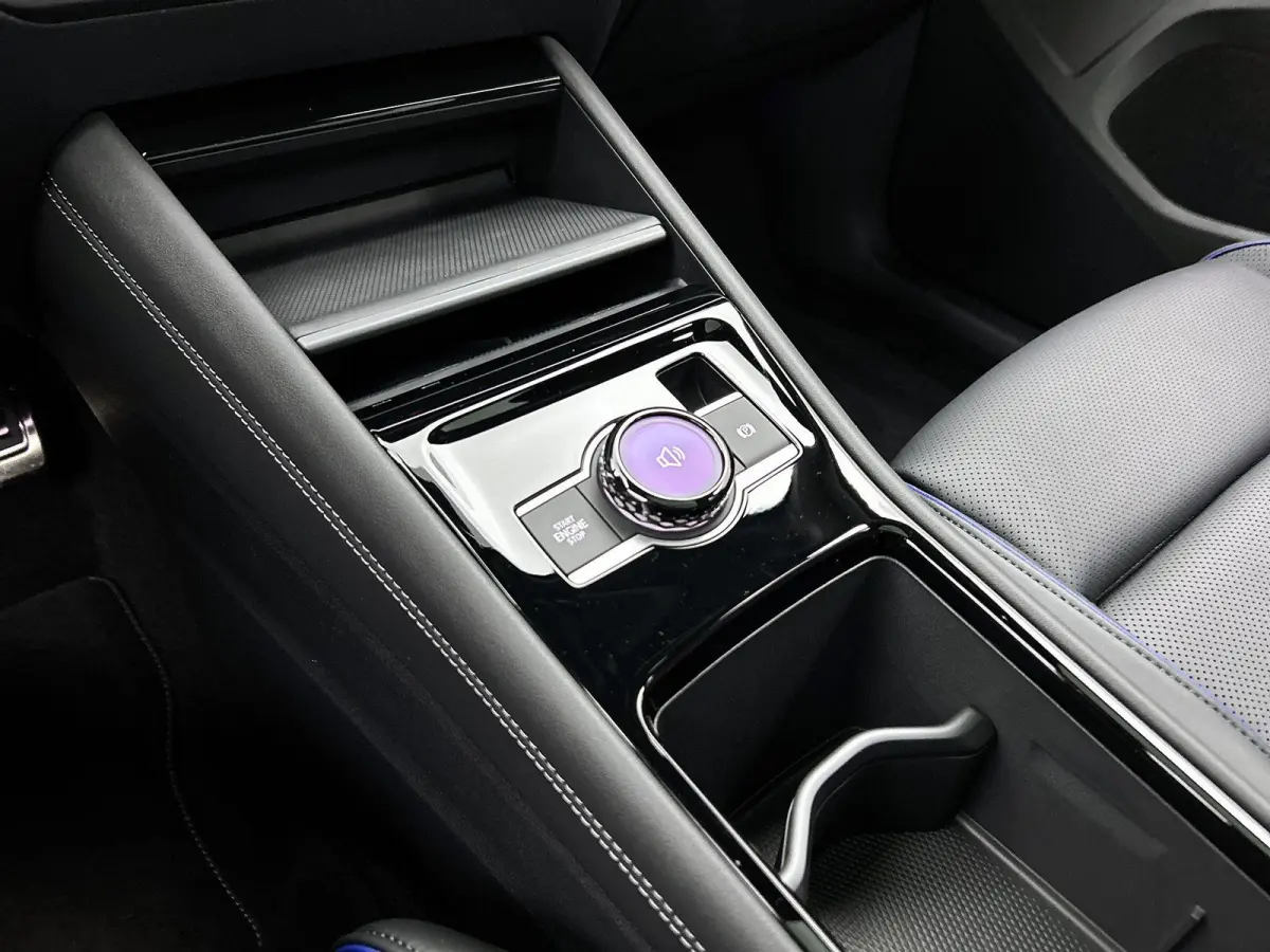 1.5 eHybrid R-Line Edition | 204 PK | Navigatie | Stoel/Stuur- Verwarming | Panoramaschuif-kanteldak | Head-up Display | Stoel- Massage en Ventilatie | Apple CarPlay en Android Auto | IQ.LIG