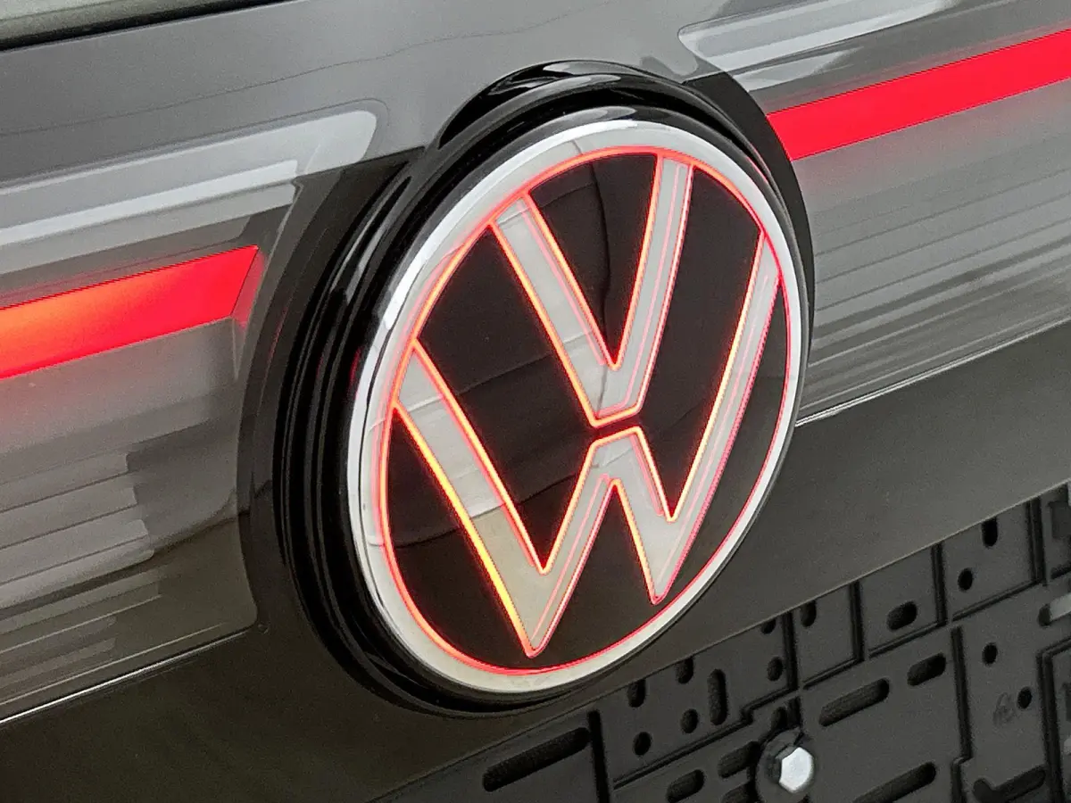 1.5 eHybrid R-Line Edition | 204 PK | Navigatie | Stoel/Stuur- Verwarming | Panoramaschuif-kanteldak | Head-up Display | Stoel- Massage en Ventilatie | Apple CarPlay en Android Auto | IQ.LIG
