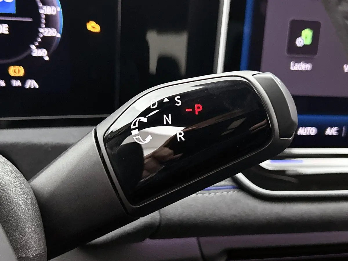 1.5 eHybrid R-Line Edition | 204 PK | Navigatie | Stoel/Stuur- Verwarming | Panoramaschuif-kanteldak | Head-up Display | Stoel- Massage en Ventilatie | Apple CarPlay en Android Auto | IQ.LIG