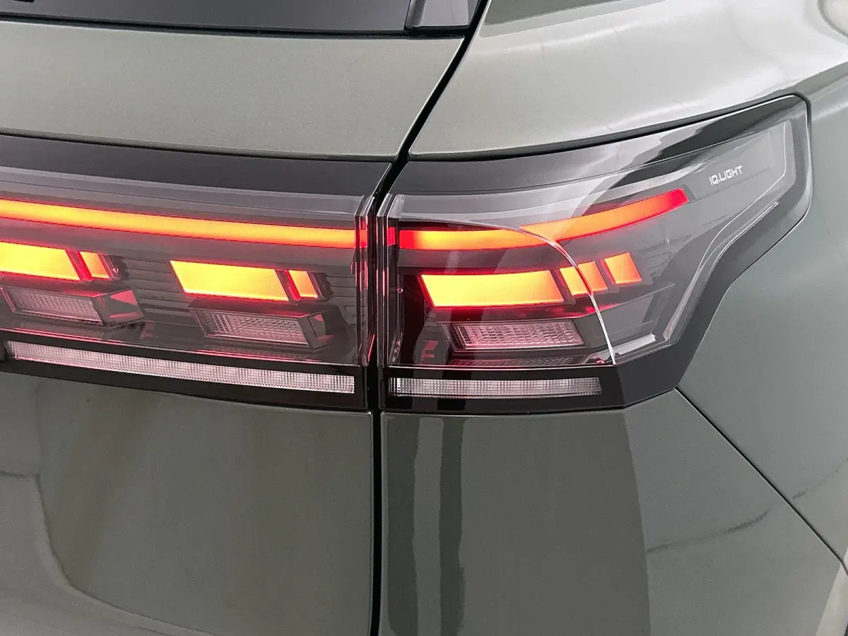 1.5 eHybrid R-Line Edition | 204 PK | Navigatie | Stoel/Stuur- Verwarming | Panoramaschuif-kanteldak | Head-up Display | Stoel- Massage en Ventilatie | Apple CarPlay en Android Auto | IQ.LIG