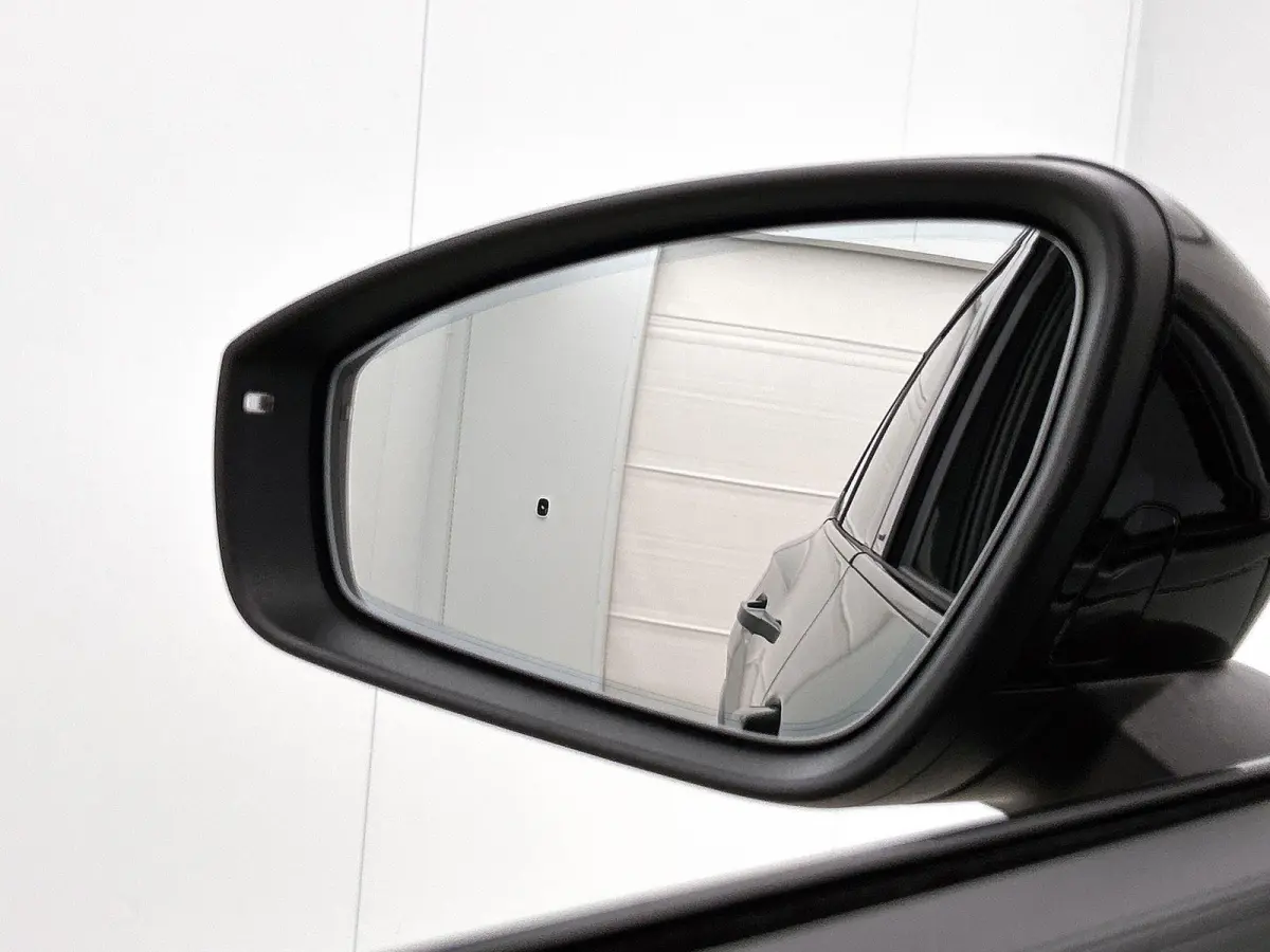 1.5 eHybrid R-Line Edition | 204 PK | Navigatie | Stoel/Stuur- Verwarming | Panoramaschuif-kanteldak | Head-up Display | Stoel- Massage en Ventilatie | Apple CarPlay en Android Auto | IQ.LIG