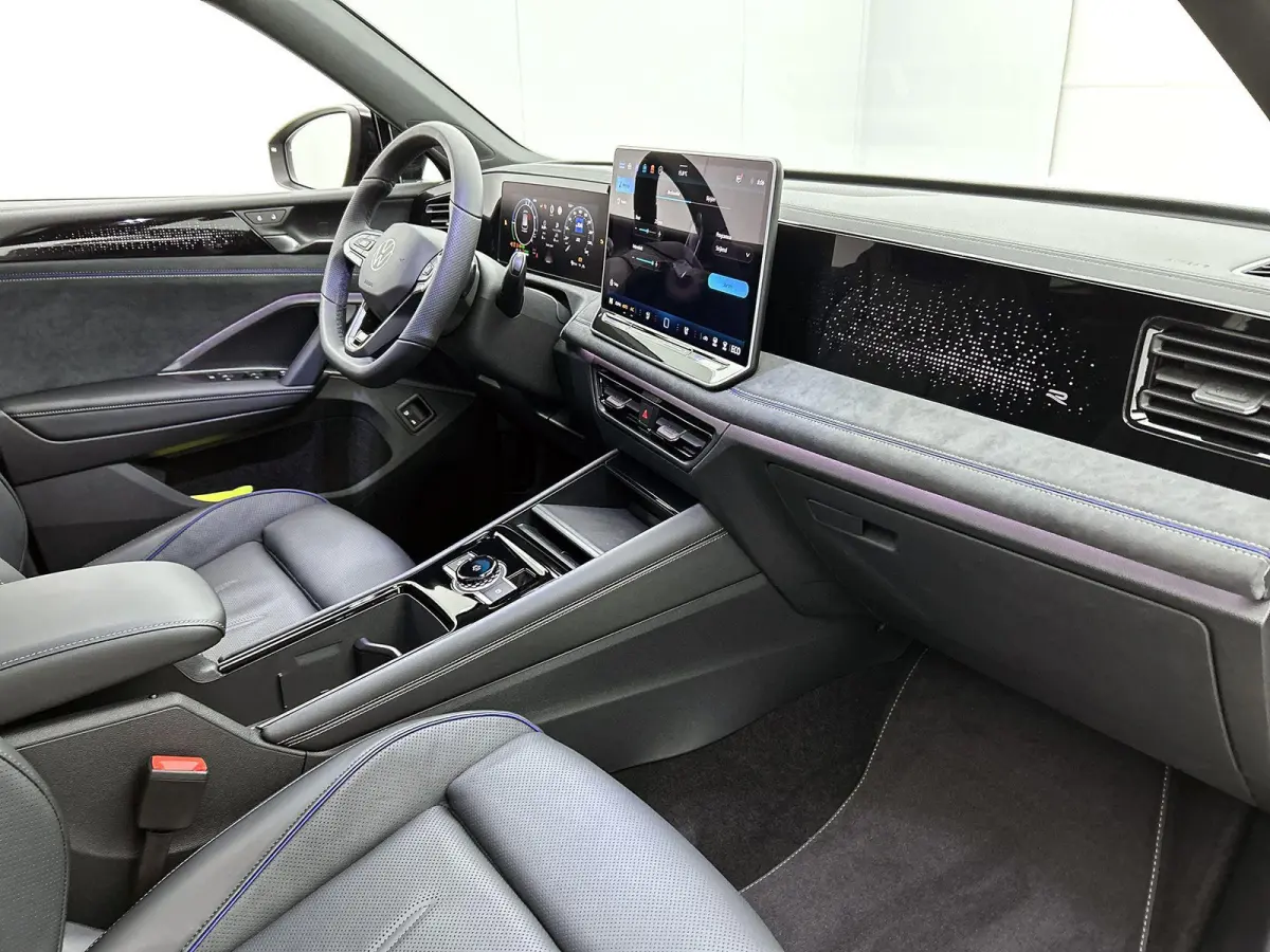 1.5 eHybrid R-Line Edition | 204 PK | Navigatie | Stoel/Stuur- Verwarming | Panoramaschuif-kanteldak | Head-up Display | Stoel- Massage en Ventilatie | Apple CarPlay en Android Auto | IQ.LIG