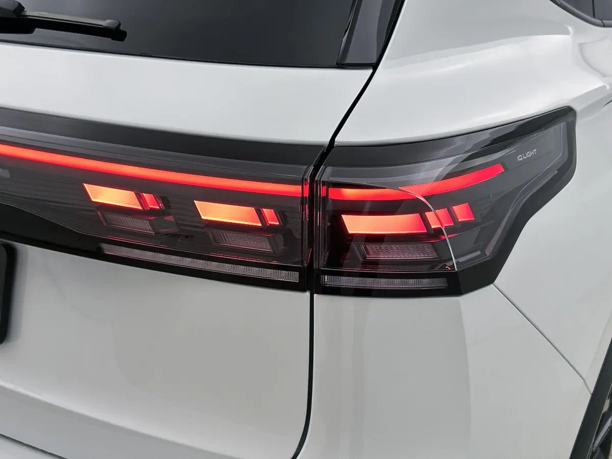 1.5 eHybrid R-Line Edition | 204 PK | Navigatie | Head-up Display | Stoel/Stuur- Verwarming | Harman Kardon Geluidsinstallatie | Panoramaschuif-kanteldak | Trekhaak inklapbaar |