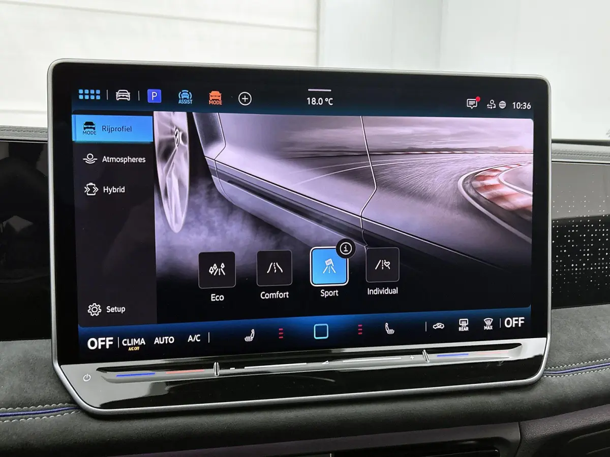 1.5 eHybrid R-Line Edition | 204 PK | Navigatie | Head-up Display | Stoel/Stuur- Verwarming | Harman Kardon Geluidsinstallatie | Panoramaschuif-kanteldak | Trekhaak inklapbaar |