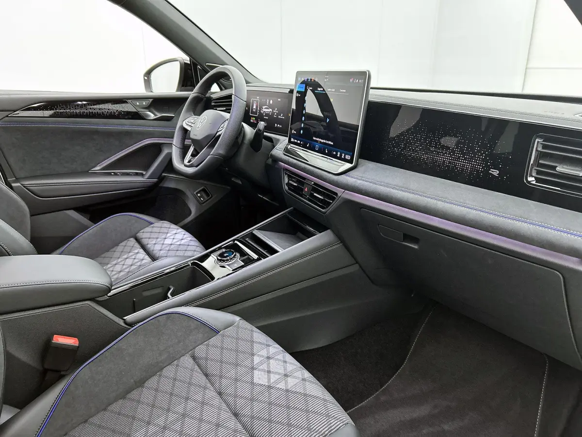 1.5 eHybrid R-Line Edition | 204 PK | Navigatie | Head-up Display | Stoel/Stuur- Verwarming | Harman Kardon Geluidsinstallatie | Panoramaschuif-kanteldak | Trekhaak inklapbaar |