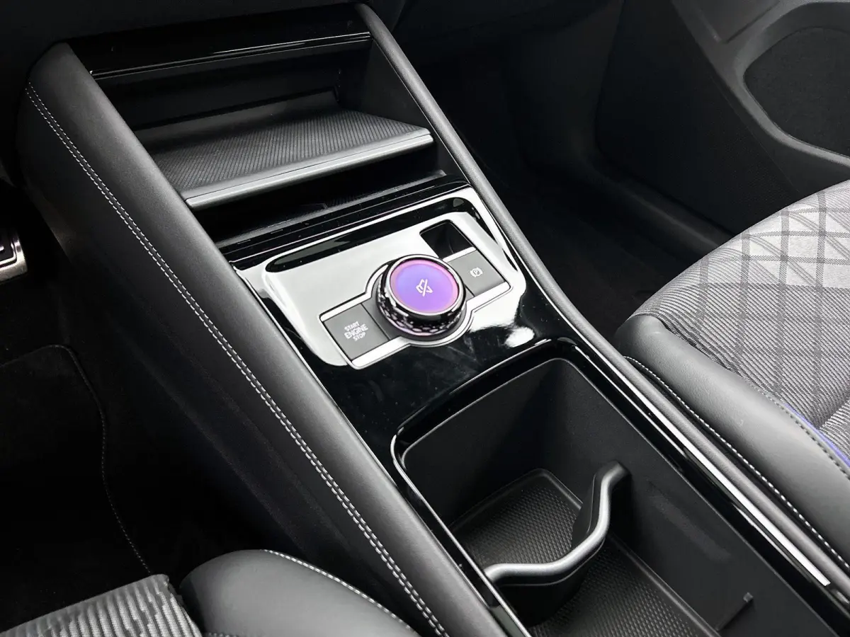 1.5 eHybrid R-Line Edition | 204 PK | Navigatie | Head-up Display | Stoel/Stuur- Verwarming | Harman Kardon Geluidsinstallatie | Panoramaschuif-kanteldak | Trekhaak inklapbaar |
