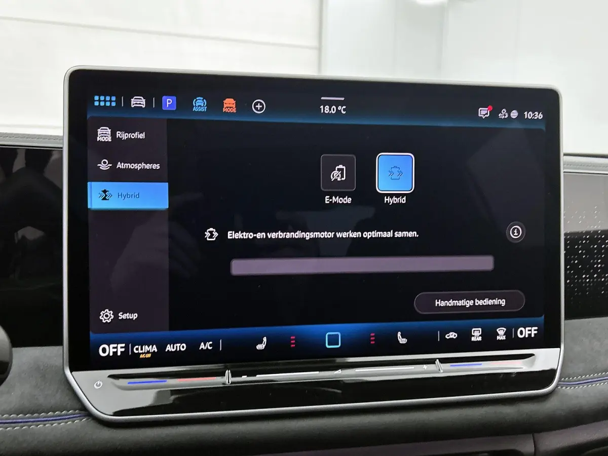 1.5 eHybrid R-Line Edition | 204 PK | Navigatie | Head-up Display | Stoel/Stuur- Verwarming | Harman Kardon Geluidsinstallatie | Panoramaschuif-kanteldak | Trekhaak inklapbaar |
