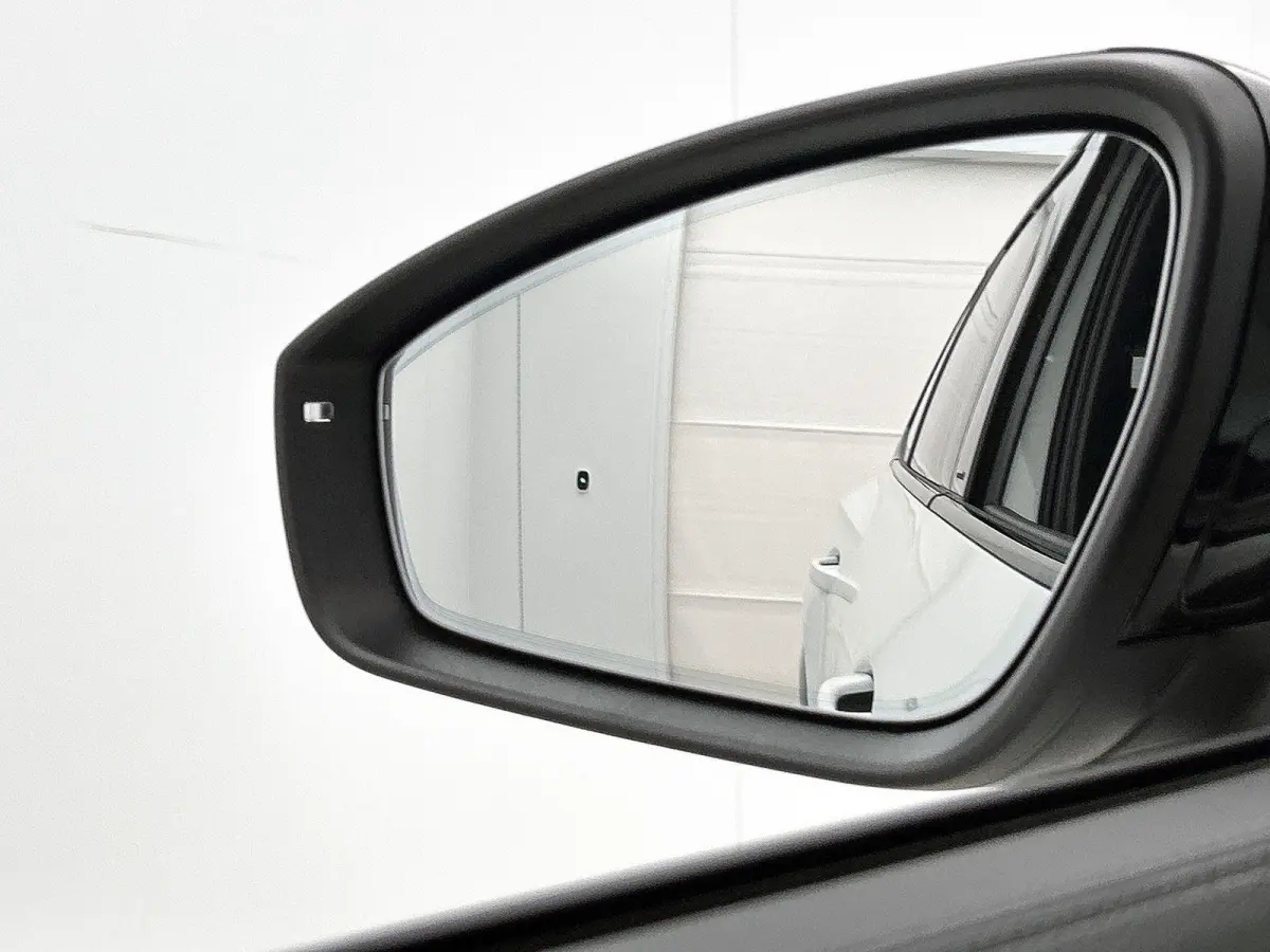 1.5 eHybrid R-Line Edition | 204 PK | Navigatie | Head-up Display | Stoel/Stuur- Verwarming | Harman Kardon Geluidsinstallatie | Panoramaschuif-kanteldak | Trekhaak inklapbaar |