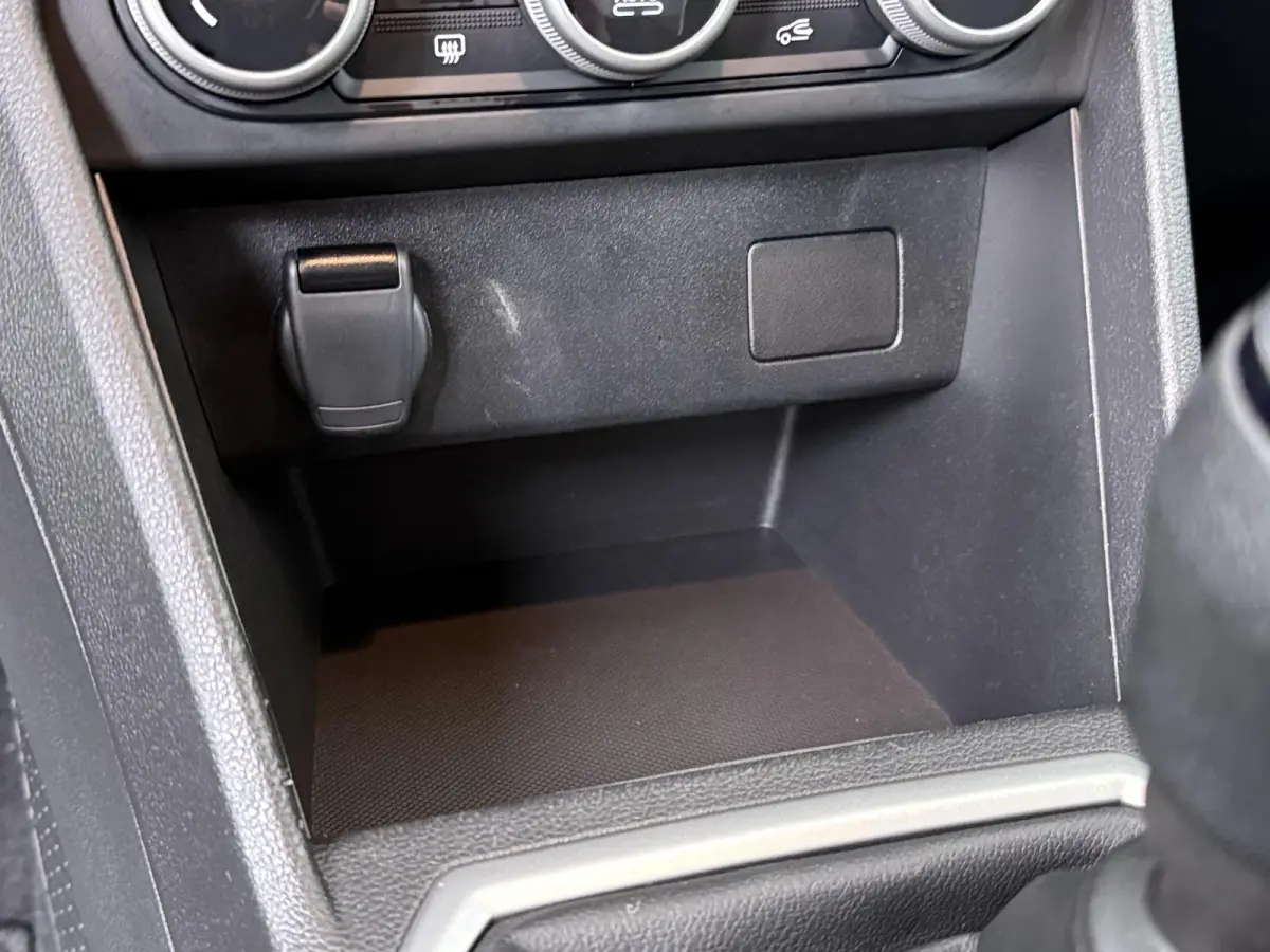 TCe 100 ECO-G (LPG) Expression | Keyless Entry | Climate Control |