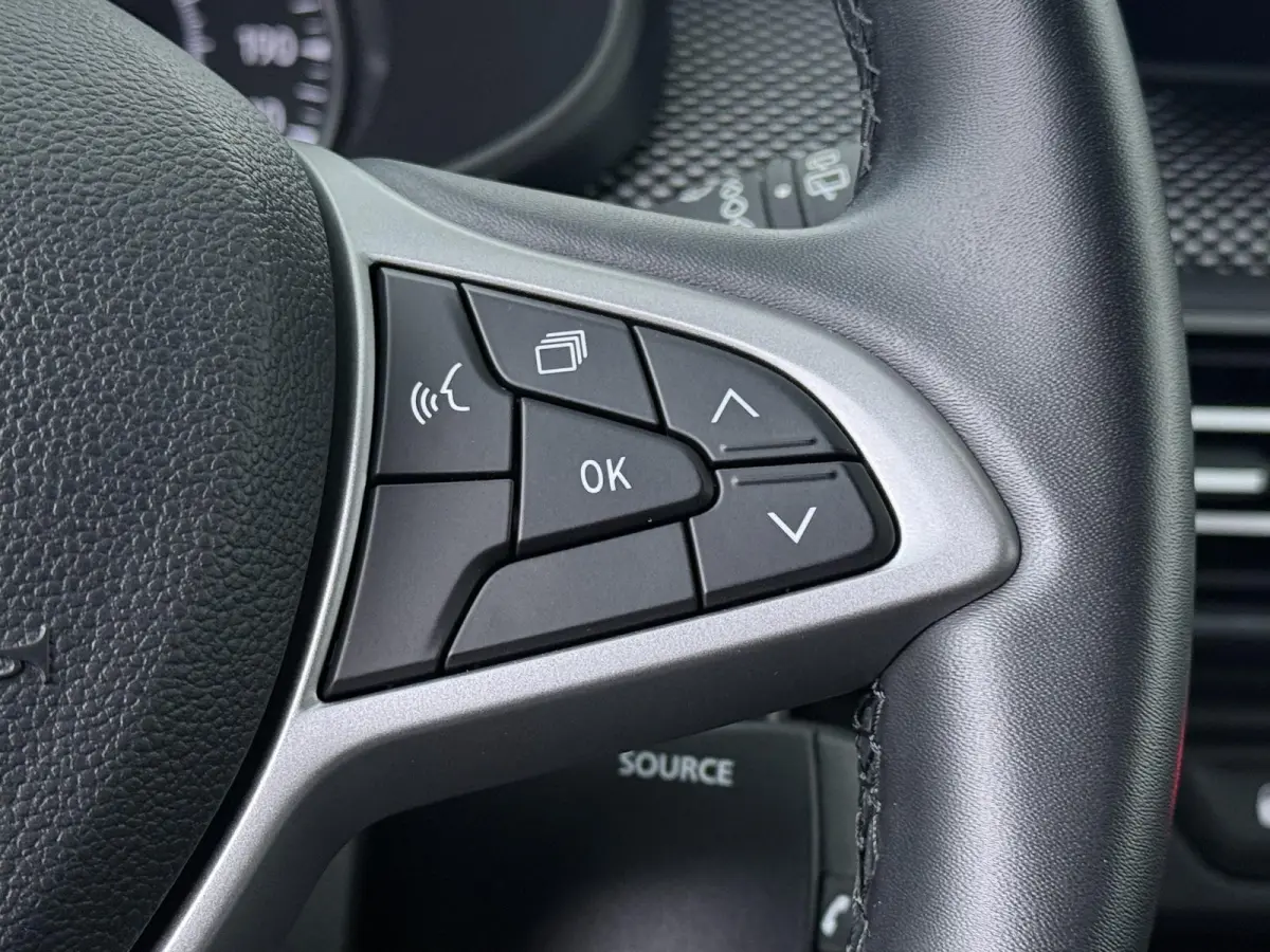 TCe 100 ECO-G (LPG) Expression | Keyless Entry | Climate Control |