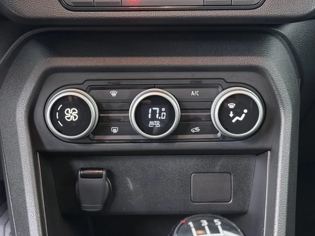 TCe 100 ECO-G (LPG) Expression | Keyless Entry | Climate Control |