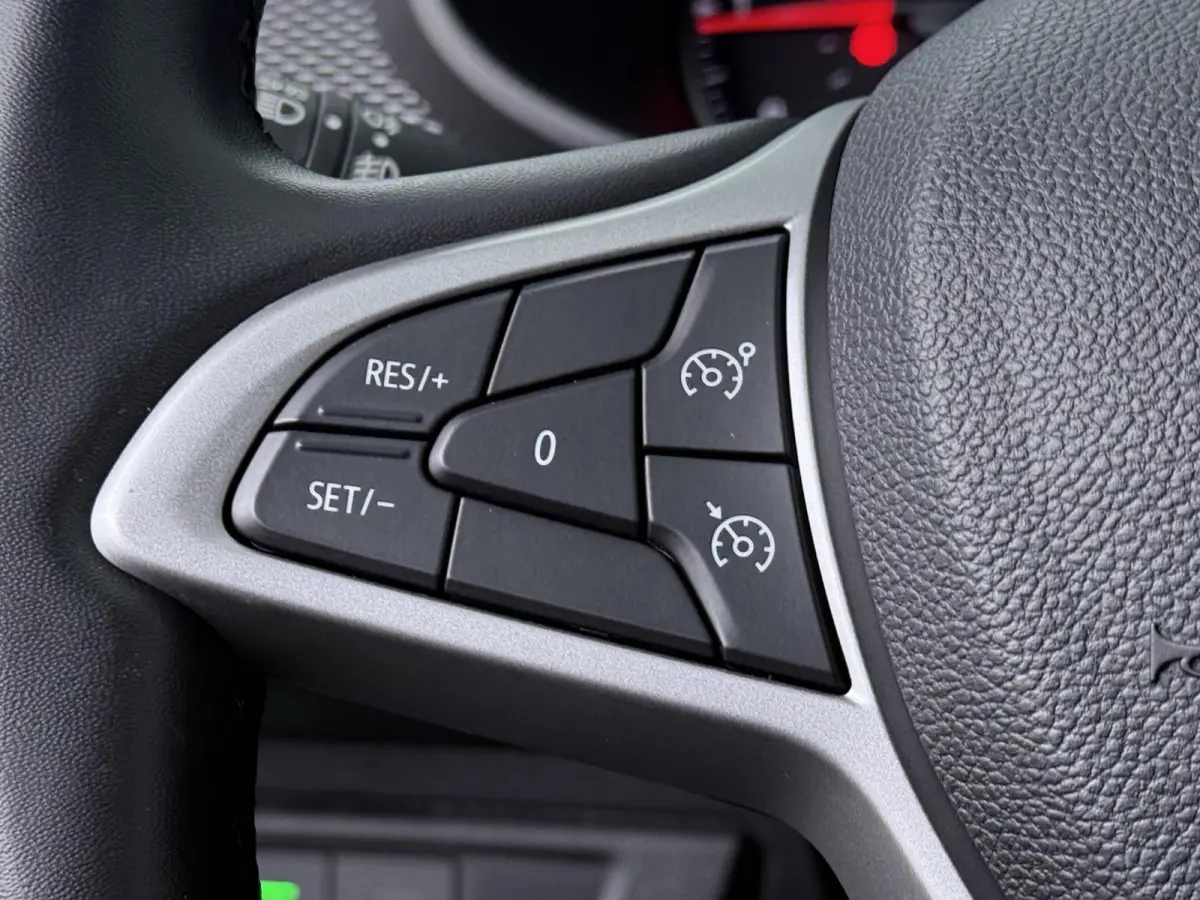 TCe 100 ECO-G (LPG) Expression | Keyless Entry | Climate Control |