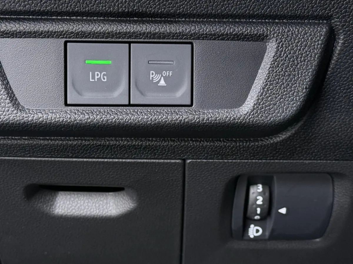 TCe 100 ECO-G (LPG) Expression | Keyless Entry | Climate Control |