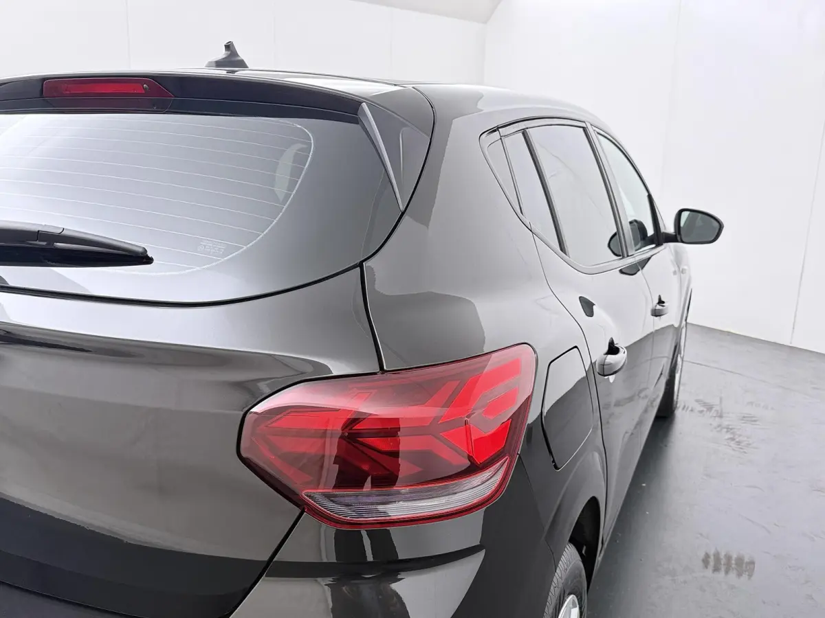 TCe 100 ECO-G (LPG) Expression | Keyless Entry | Climate Control |