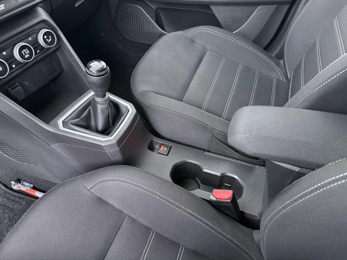 TCe 100 ECO-G (LPG) Expression | Keyless Entry | Climate Control |