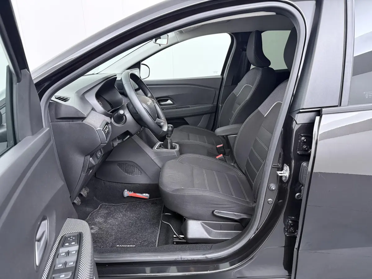 TCe 100 ECO-G (LPG) Expression | Keyless Entry | Climate Control |