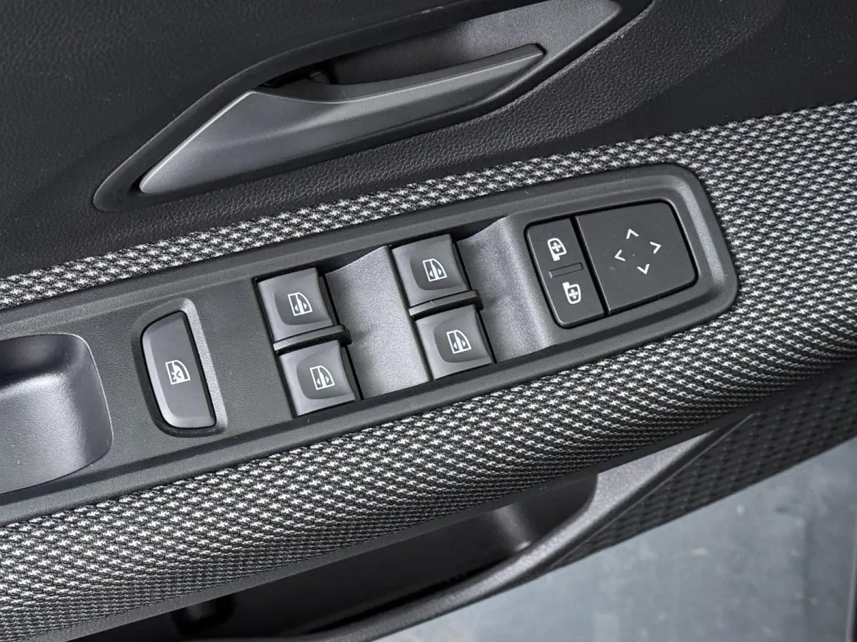 TCe 100 ECO-G (LPG) Expression | Keyless Entry | Climate Control |