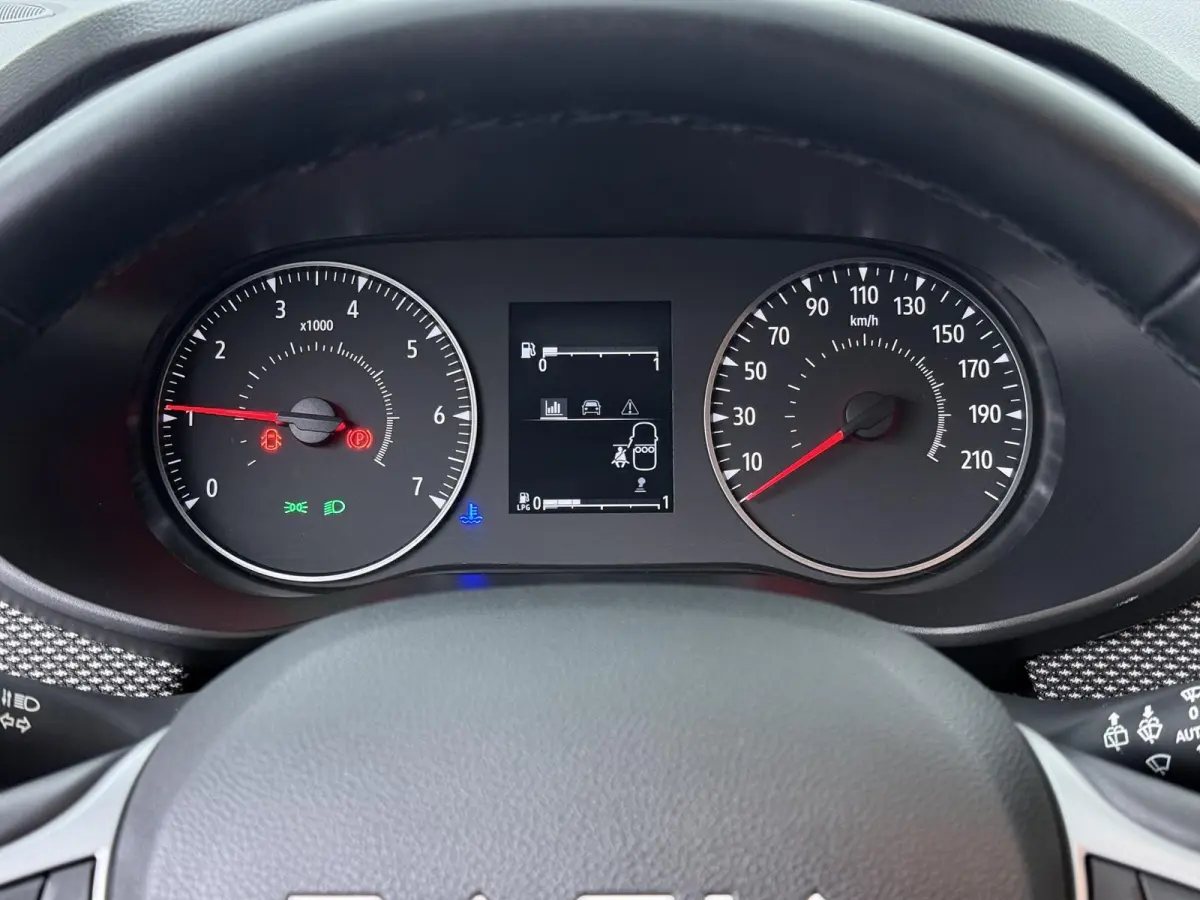 TCe 100 ECO-G (LPG) Expression | Keyless Entry | Climate Control |