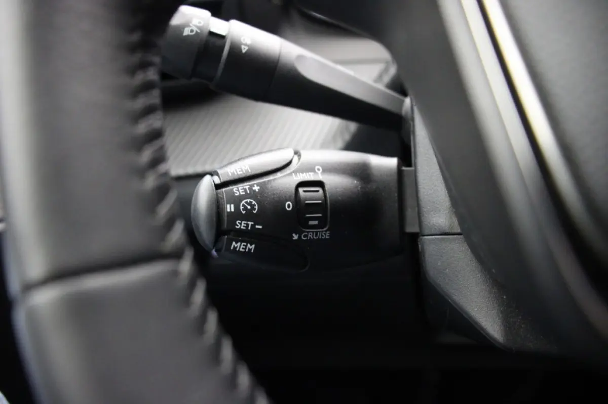 1.2 PureTech Active Pack - Carplay, Navi, LM velgen