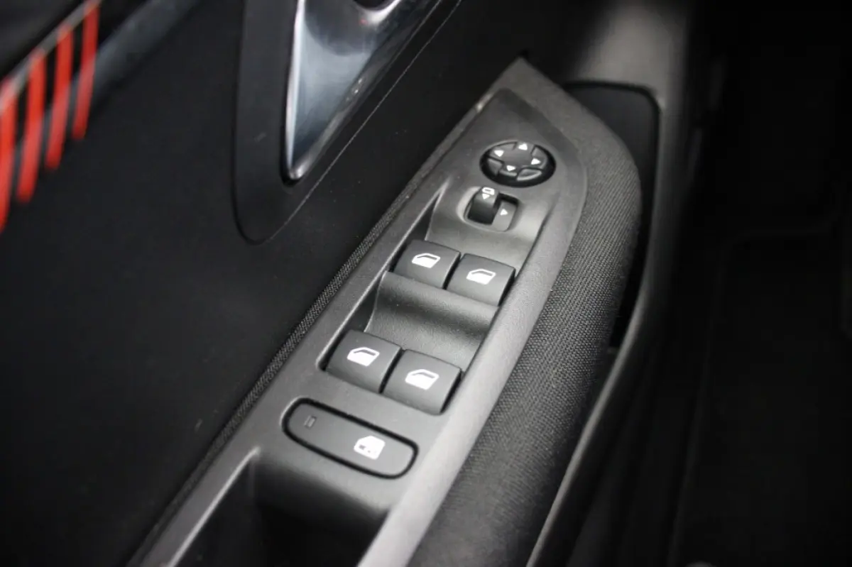 1.2 PureTech Active Pack - Carplay, Navi, LM velgen