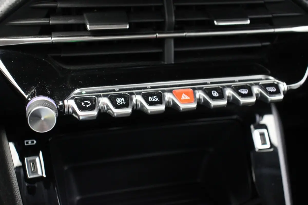 1.2 PureTech Active Pack - Carplay, Navi, LM velgen