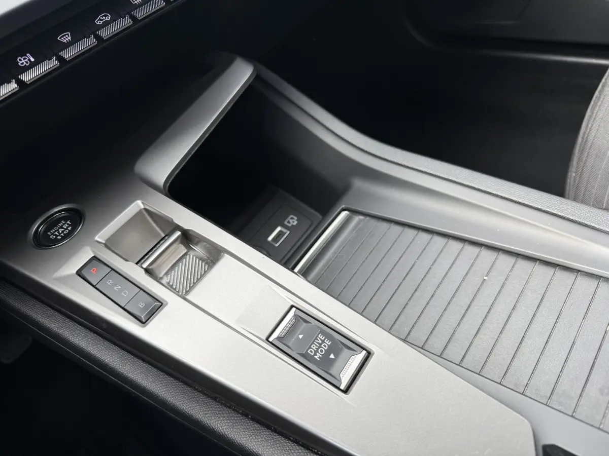 1.6 HYbrid 180 Pack Business Aut., SOH 97% | 18inch GT-line | Trekhaak | Navi & CarPlay